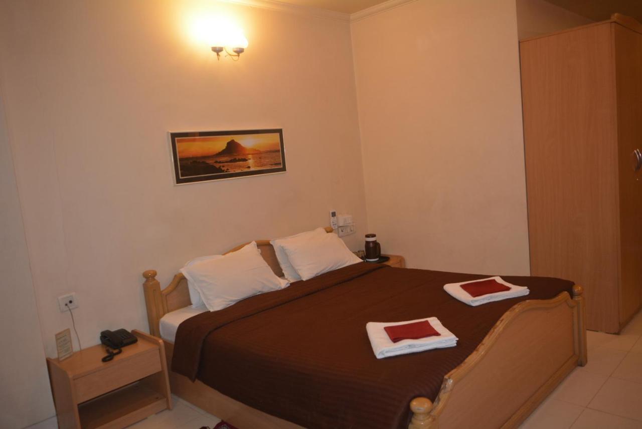 Hotel Poonam Exterior foto