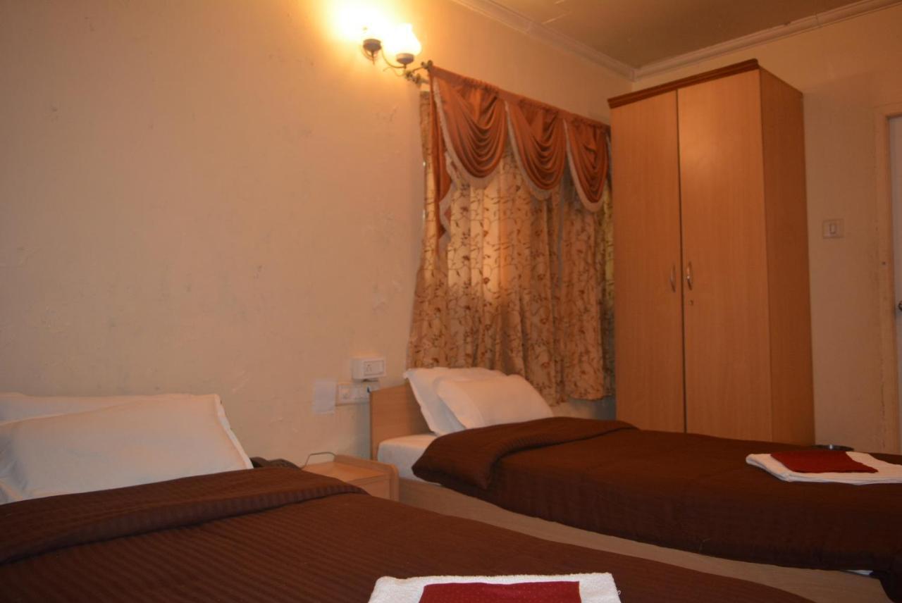 Hotel Poonam Exterior foto