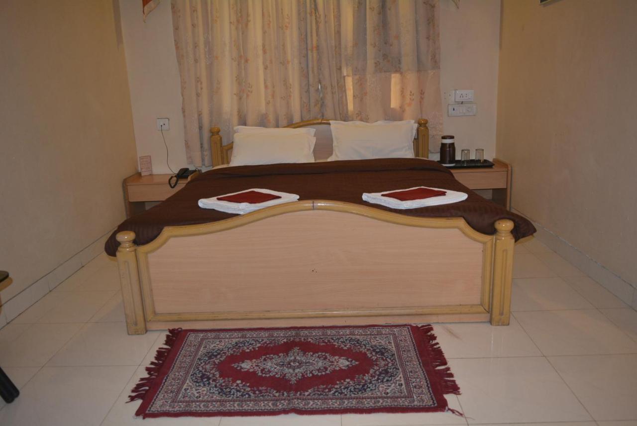 Hotel Poonam Exterior foto